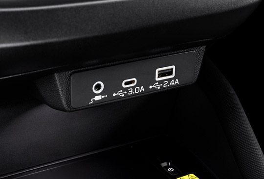 Trang bị cổng USB Type-C và Type-A ở phía trước và phí sau